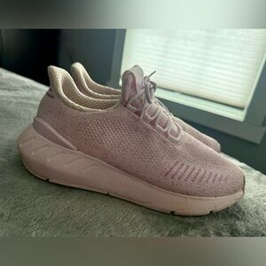 Adidas Swift Run 22 sneaker in the 'Almost Pink/Bliss Lilac' Size 7.5 - EUC